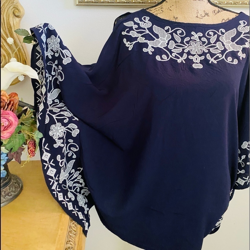 NWOT Monoreno Navy And White Tunic With Slits In The Arms Size L.